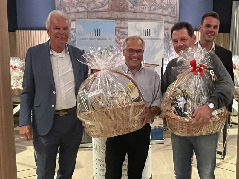 Dritter in der Netto-B-Wertung: Niels Jacobsen (2. v. l.) und Thomas Langhein, flankiert von Jürgen (l.) und Felix Weiss. Die Präsentkörbe kommen von Feinkost Bannat