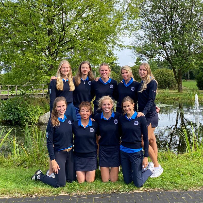 Aufsteiger in die Regionalliga: das Treudelberger Damenteam mit (hinten v. l.) Tia Nelleßen, Julia Paschen, Johanna Riedel, Vivian Brodersen, Katharina Preussker. Vorn: Anna-Natascha Brombach, Myong-ok Timcke, Pauline Bürgers, Antonia Thedens