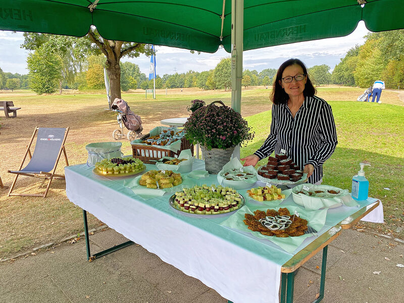 Stopp an der Halfway-Bar: Regina Elskamp am Büfett