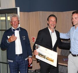 Der Gewinner einer zweiwöchigen Teneriffa-Reise Vizepräsident Christian Schommers (Mitte) und Felix Weiss (rechts) von Jürgen Weiss Immobilien