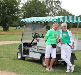 Die „Besatzung“ unseres rollenden Kiosk: Ingeborg Quiel-Roggensack ( links) und Adriane Robel (rechts)