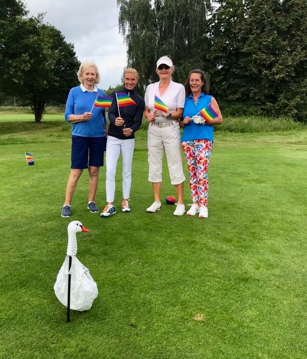 Da ahnten sie noch nichts vom guten Ende: Susanne Weiss (2. v. l.) und Nicola Krohn vom Golfclub Gut Waldhof (r.) gewannen das 1. Netto in der Klasse B. Sie spielten in einem Flight mit Anke Neyer (l.) und Helke Storjohann
