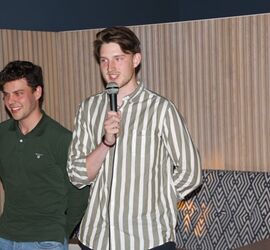 Die Bruttosieger bei ihrer Bruttorede: Sean Wolinsky (links) und Tim Lichtenberg (rechts)