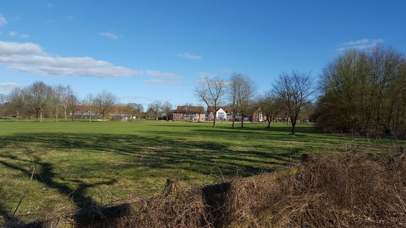 Blick aus dem Alstertal über die Bahnen B9 und A9 zum Golfhotel Treudelberg