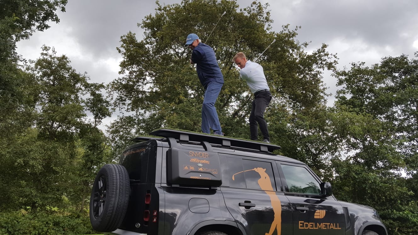 Duell auf dem Autodach: Pro Dennis Meyerrose (r.) und Bernd Bönte